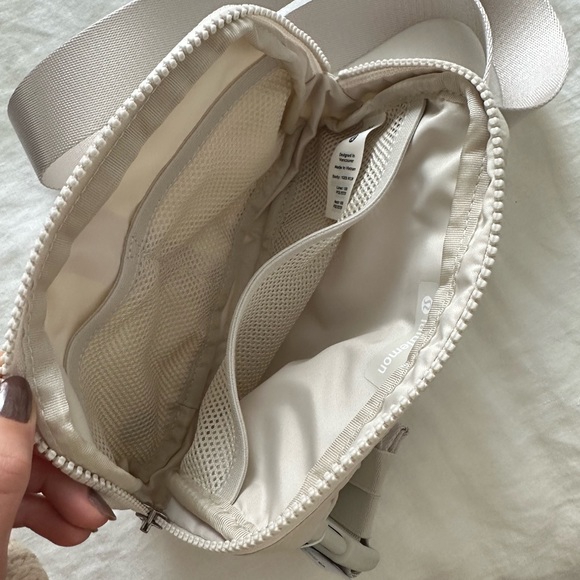 Lululemon Everywhere Belt Bag White Opal 1L brand new with tags - Picture 6 of 10